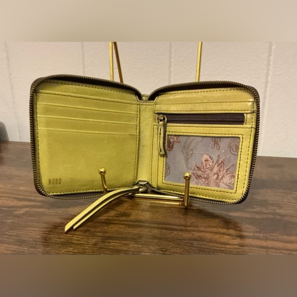 Vintage Rare Yellowish Distressed Bifold Zip Leather Hobo International Wallet - Picture 4 of 4